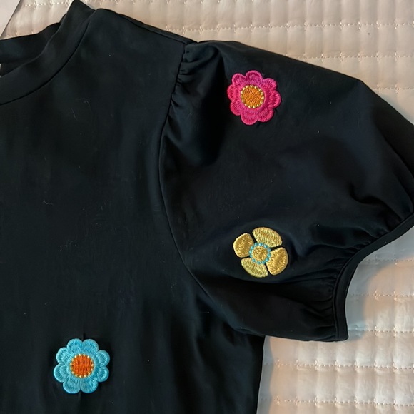 🌼BLACK FLOWER EMBROIDERED TOP🌼 - Picture 5 of 6